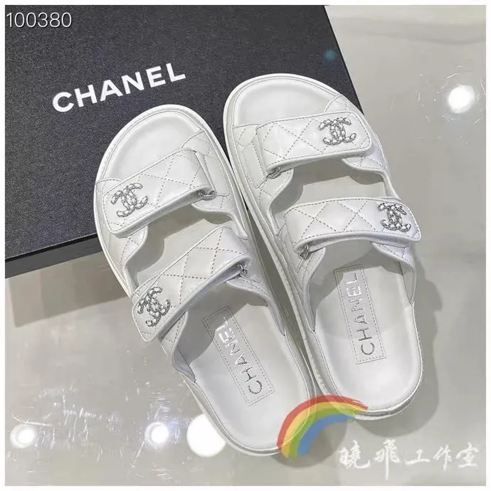 👟👟Ex-factory price 480👟👟 𝑐ℎ𝒶𝓃𝓮𝓁 2024 early spring latest season new Velcro slippers ————————————❤ European purchasing agent & fragrance grandma’s new fashion latest layout 🔛 Small fragrance sandals that exude lasting charm ~ The original development supports any comparison in the market 🆚The so-called smooth and natural lines To restore the original look, many celebrities have recommended it as one of the must-have items for spring. It is super comfortable on the feet! [Top version] ⚫ Size: 35-41 ⚫ Color: white